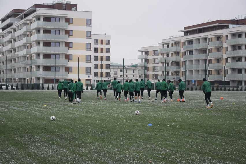 Piłkarze Radomiaka przed sobotnim meczem z Lechem Poznań trenowali na ... sztucznej nawierzchni (ZOBACZ ZDJĘCIA) 
