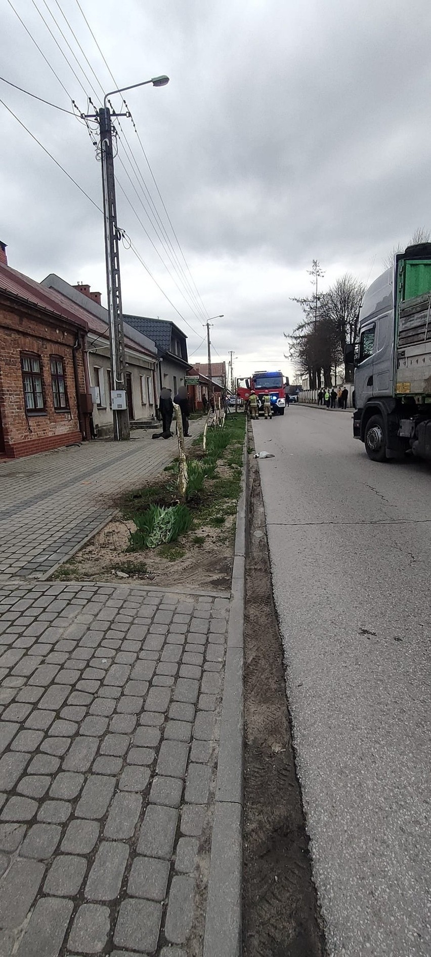 Wypadek w Przybyszewie w gminie Promna. 20-latek w suzuki wjechał na chodnik i potrącił pieszą. Kobieta w szpitalu