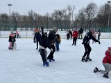 Pogoda sprzyja łyżwiarzom. Piruety na czynnym lodowisku przy ulicy Bulwarowej w Radomiu