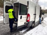 Policjanci z Kujawsko-Pomorskiego przejęli ponad 1,5 nielegalnego towaru. Straty mogły sięgnąć około 1 miliona złotych [zdjęcia] 
