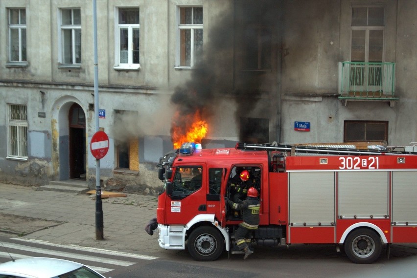 Pożar na 1 Maja w Łodzi. Spłonęło mieszkanie na parterze kamienicy [ZDJĘCIA+FILM]