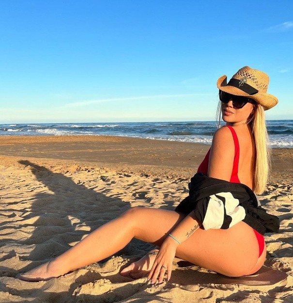 Wanda Nara znowu zaszokowała! Bezpruderyjna poza argentyńskiej bogini seksu na urugwajskiej plaży