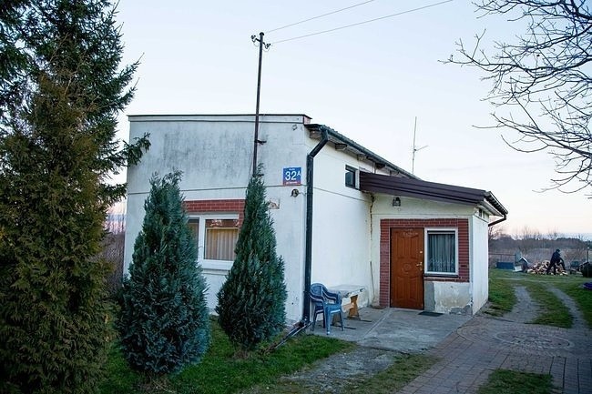 Dom z zewnątrz przed remontem (fot. Żukowski/Polsat)