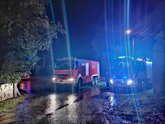 Strażacy z powiatu międzyrzeckiego zostali zaalarmowani o pożarze w miejscowości Goruńsko. Palił się budynek gospodarczy. Pierwszy raz do pożaru wyjeżdżali w środę o 21, drugi już w czwartek nad ranem. Strażacy wyjeżdżali do pożaru budynku gospodarczego. Pierwsze zgłoszenie nadeszło około godziny 21. Gdy wszystko wskazywało na to, że pożar udało się ugasić strażacy rozjechali się do swoich jednostek. Okazało się jednak, że ogień ponownie pojawił się w tym samym miejscu około godziny czwartej w nocy. Zarzewie zlokalizowane było na poddaszu budynku.Na szczęście nikomu nic się nie stało. Po ugaszeniu płomieni kolejnym etapem była rozbiórka nadpalonych elementów. W akcji brali udział strażacy z OSP Templewo i OSP Bledzew oraz z JRG w Międzyrzeczu.Zobacz też wideo: W pustostanie znaleziono zwłoki noworodka. Policjanci dotarli do matki dziecka.