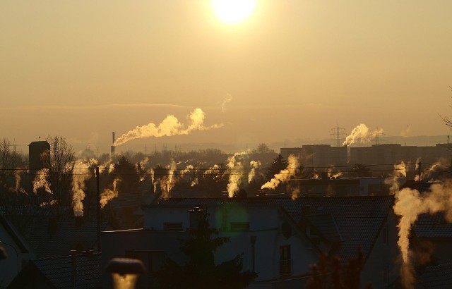 Sześć miast z Wielkopolski znalazło się na liście miejscowości z najbardziej rakotwórczym powietrzem. Rekordziści z naszego regionu przekraczają dozwolone normy aż czterokrotnie! Sprawdź, gdzie jest najgorzej.Przejdź do rankingu --->