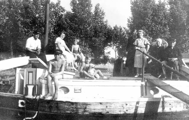 Oto rodzinne zdjęcie na barce "Maria&#8221; w Pakości. Na sterze siedzi (pierwszy z lewej) Stefan Manikowski junior, od prawej: Stefan Manikowski senior,  Anna Manikowska z domu Kurek oraz Franciszka Manikowska Schmidt - 1940 rok.