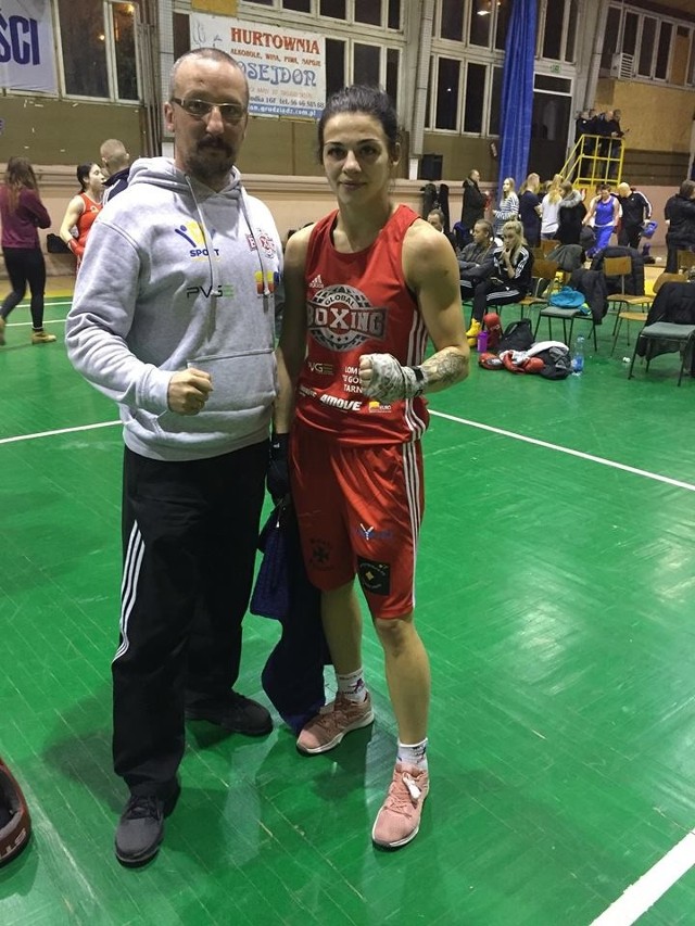 Laura Grzyb (Global Boxing Tarnów) i jej trener Aleksander Maciejowski