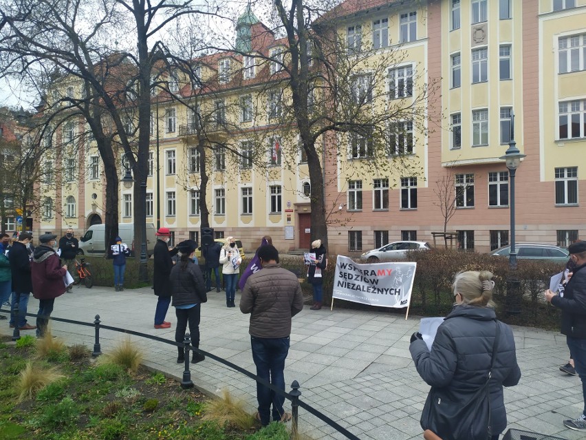 Protest pod Sądem Okręgowym w Opolu. Wzięli w nim udział...