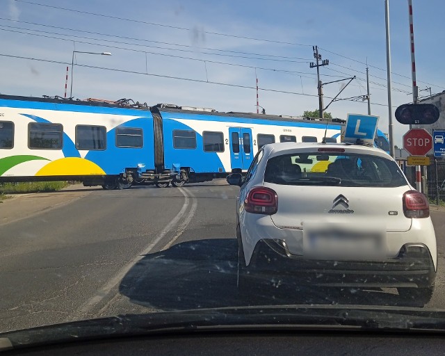 Uwaga kierowcy! W Koszalinie na przejeździe kolejowym przy ul. Franciszkańskiej zepsuła się sygnalizacja.