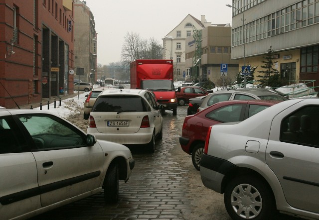 Tak dziś wygląda ruch na ulicy Świętego Ducha. Trzeba mieć tylko nadzieję, że podpisywana w poniedziałek umowa z kolejną firmą przyśpieszy odśnieżenie również tego miejsca.