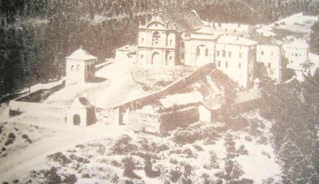 Święty Krzyż, widok od bramy wschodniej, zdjęcie wykonane przed 1939 rokiem.