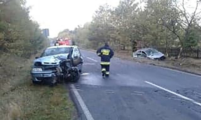 Do wypadku doszło w niedzielę, 7 października, w Niwiskach koło Zielonej Góry. Zderzyły się fiat i peugeot. Nieprzytomna osoba została zabrana do szpitala.Kobieta kierująca fiatem chciała w Niwiskach skręcić z głownej drogi na teren posesji. Wtedy zajechała drogę jadącemu z naprzeciwka kierowcy peugeota. Doszło do bardzo silnego zderzenia.Peugeot uderzył w fiata, odbił się, wypadł z drogi i roztrzaskał o drzewo. Droga została zablokowana. Karetka pogotowia ratunkowego zabrała ciężko rannego nieprzytomnego kierowcę peugeota do szpitala w Zielonej Górze. Ranna została również kierująca fiatem.– Wyjaśniamy przyczynę oraz przebieg wypadku – mówi podinsp. Małgorzata Stanisławska, rzeczniczka zielonogórskiej policji. Kierująca fiatem zajechała drogę peugeotowi. Świadkowie mówią jednak, że peugeot jechał przez Niwiska z bardzo dużą szybkością.– Droga została już odblokowana. Rozbite samochody odholowaliśmy na strzeżony parking – informuje Marek Dziubałka z pomocy drogowej.Zobacz wideo: Areszt dla polskiego kierowcy, który spowodował śmiertelny wypadek na Słowacji. Ścigał się z innymi luksusowymi samochodamiwideo: SK MARKIZA