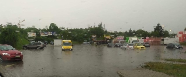 Parking obok Galerii Olimp po piątkowej ulewie