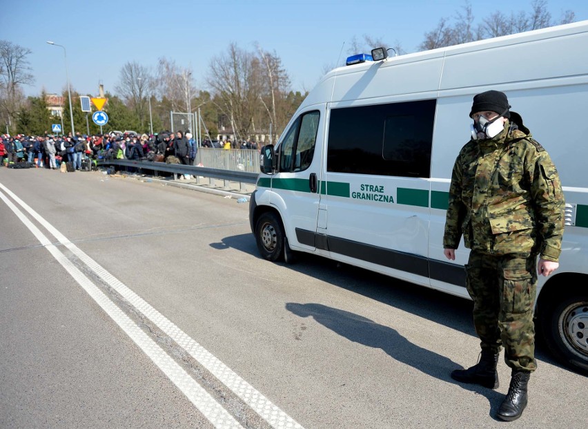 W piątek o godz. 12 około 2 tys. Ukraińców czekało w długiej...