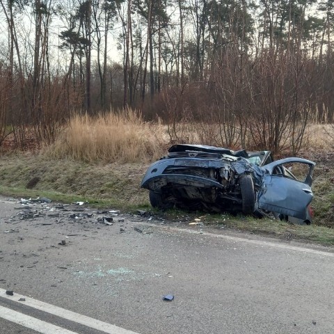 Po zderzeniu z busem w Skowronkach samochód osobowy wypadł...
