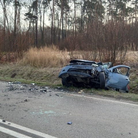 Po zderzeniu z busem w Skowronkach samochód osobowy wypadł do rowu.