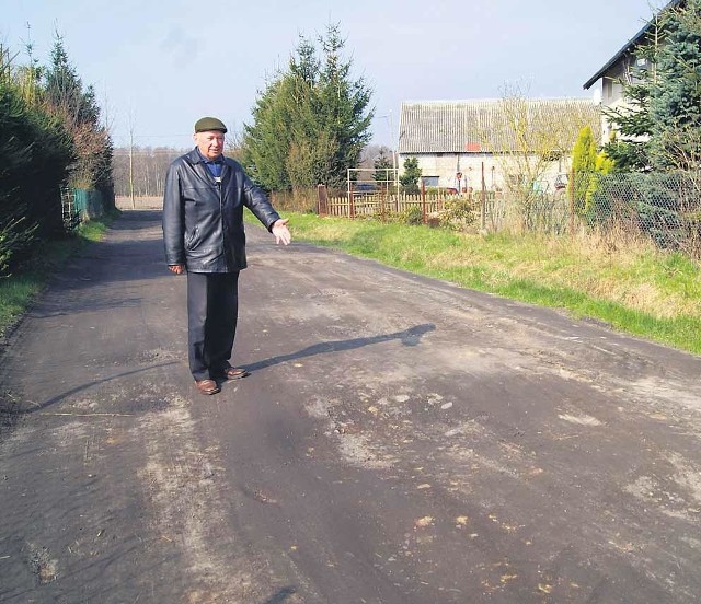 Marian Zych, sołtys Ładzina pokazuje, po czym teraz muszą jeździć mieszkańcy miejscowości. &#8211; Po deszczurobi się tu bagn- dodaje. &#8211; Cieszy nas, że jeszcze w tym roku powstanie tu asfaltowa droga.