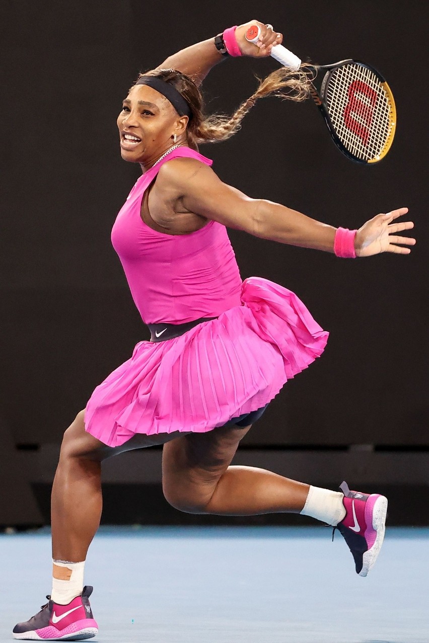 Serena Williams znowu nie tylko grą, ale i strojem zaskoczyła w tegorocznym AUS Open! Zobacz jakie do tej pory prezentowała kortowe kreacje!