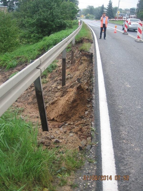 Strumień wody rozmył skarpę i podmył nawierzchnię na ulicy...