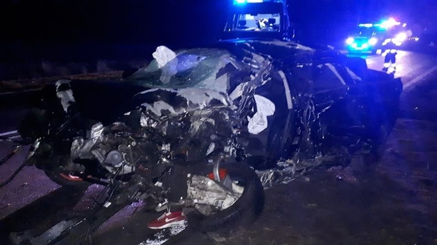 Tragiczna noc w woj. lubelskim. Audi rozbiło się na drzewie, zginął kierowca. Pożar w Rudniku pod Lublinem