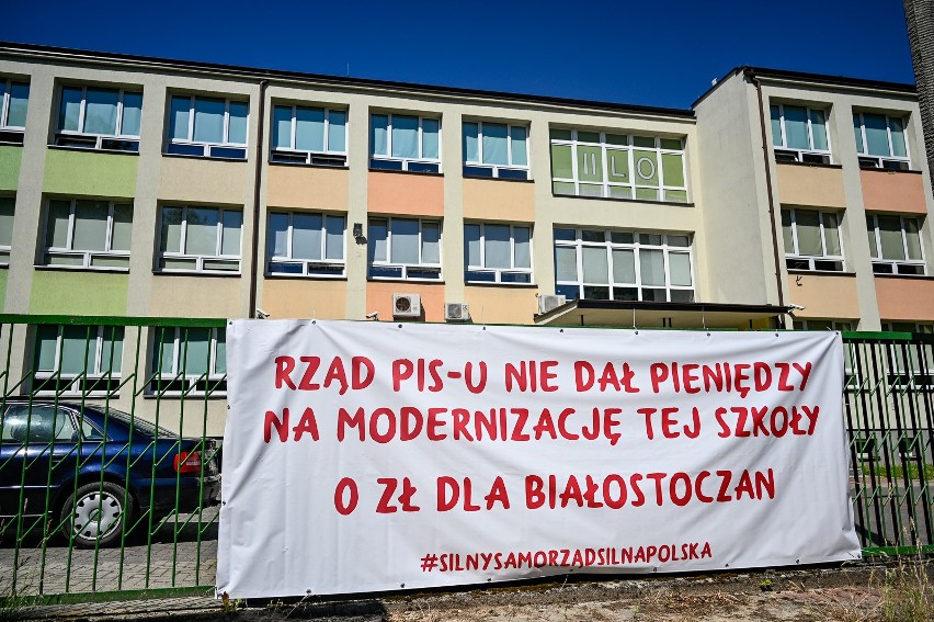 Na ogrodzeniach białostockich szkół zawisły polityczne banery. O ich zdjęcie apeluje wojewoda i kurator oświaty