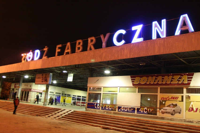 Neon na Fabrycznym w Łodzi . Będą nowe świetlne napisy na budynku dworca Łódź Fabryczna. A co ze starym neonem Łodzi Fabrycznej?