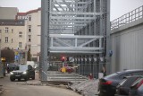 Parking automatyczny w Katowicach coraz bliżej. Stawianie konstrukcji maszyn na ulicy Tylnej Mariackiej zakończone