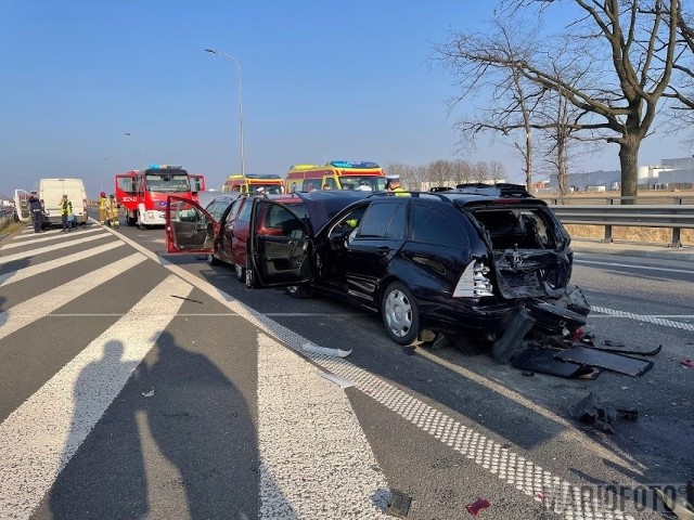 Wypadek na obwodnicy Opola. Dwie osoby zostały zabrane do szpitala.