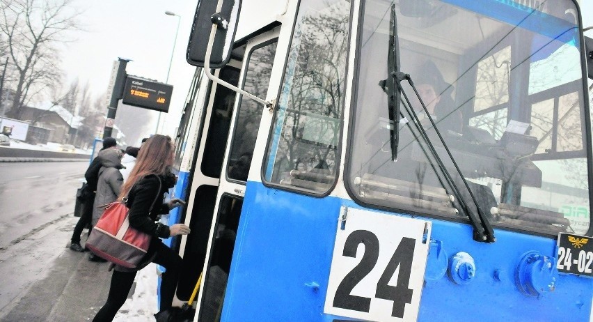 W krakowskich tramwajach kwestują dla chorych na mukowiscydozę 