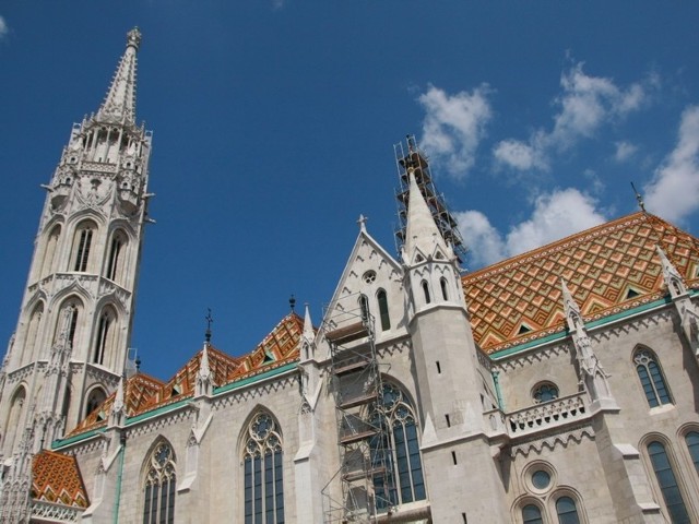 Katedra Najświętszej Maryi Panny na zamkowym wzgórzu w Budapeszcie jest jedną z najładniejszych i najbardziej znanych węgierskich świątyń.