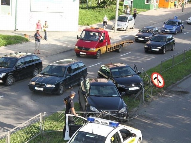 Rozbite samochody na ulicy Źródłowej w Kielcach.