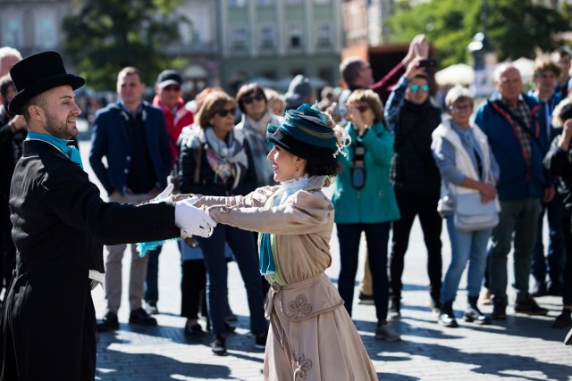 - Tytuł festiwalu „Kraków tańcem malowany” zdradza, że naszą intencją jest promowanie tańcem najcenniejszych i najpiękniejszych zabytków oraz przestrzeni historycznych Krakowa - podkreślają organizatorzy festiwalu.