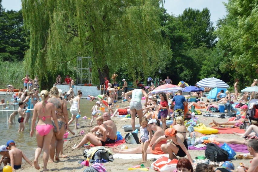 Wrocławianie wypoczywają na darmowym kąpielisku przy ul....