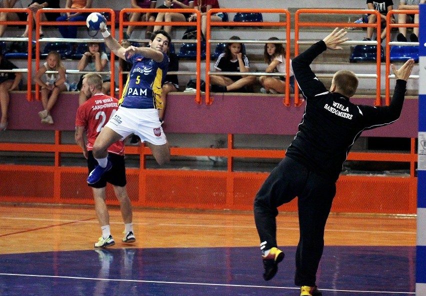 Pełna hala w Sandomierzu. Piłkarze ręczni Wisły Sandomierz grali z Sydney Uni Handball [ZDJĘCIA]