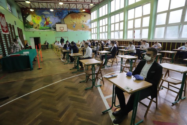 Minister edukacji narodowej Dariusz Piontkowski zapowiedział, że rok szkolny rozpocznie się tradycyjnie 1 września w szkołach.
