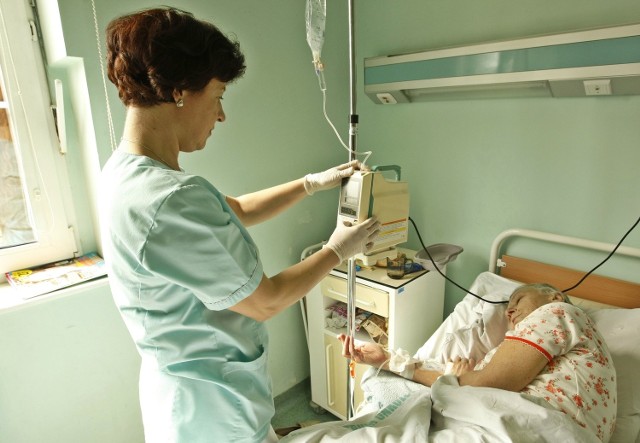 Na Opolszczyźnie 51 procent pielęgniarek przekroczyło 50 lat, a tylko 6 procent jest w wieku od 21 do 35 lat.