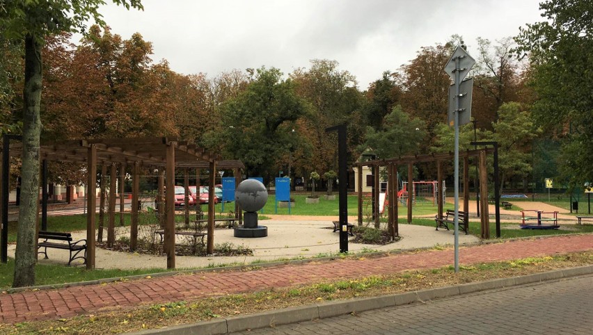 Plac Górnika w Tarnobrzegu już po rewitalizacji. Oprócz podświetlanego globusa jest tu plac zabaw, małe boisko i parking [ZDJĘCIA]