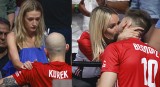 Czułe pocałunki od najbliższych, osłodą po przegranym meczu polskich siatkarzy. Galeria zdjęć.