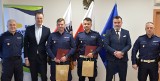 Policjanci z komendy w Oświęcimiu otrzymali podziękowania od starosty oświęcimskiego za uratowanie życia 80-letniego seniora. Zdjęcia