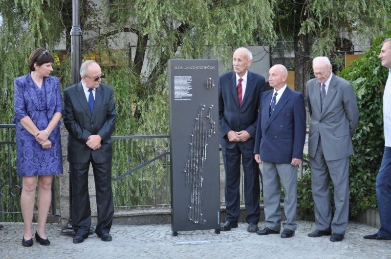 Nowe dłonie w polanickiej Alei Gwiazd Koszykówki (ZDJĘCIA)