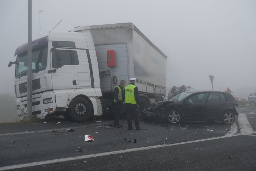 Policjanci i strażacy pracują na miejscu wypadku na...