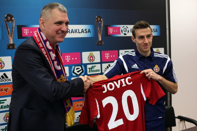 Prezes Robert Gaszyński przedstawia Bobana Jovicia. Nowy zawodnik Wisły ma 23 lata, jest obrońcą