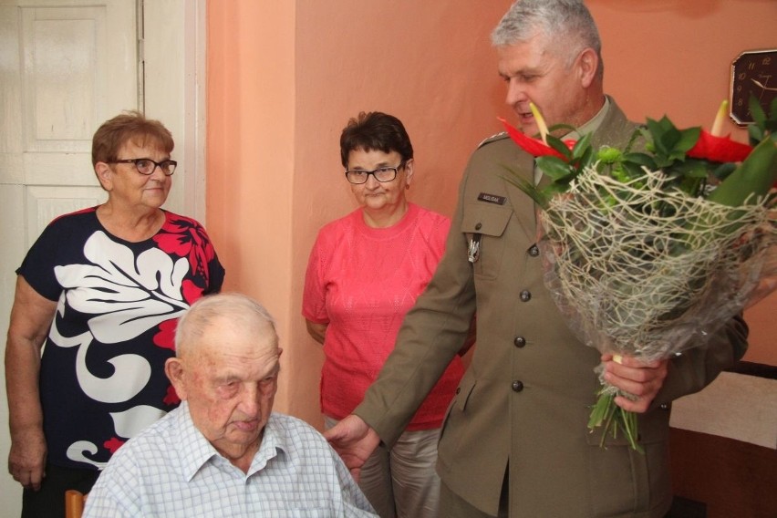 Leon Kaleta, 106-latek z Sobowic w gminie Imielno dostał życzenia na Święto Wojska Polskiego