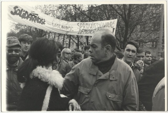 Jacek Kuroń podczas jednaj z manifestacji w 1989 r.