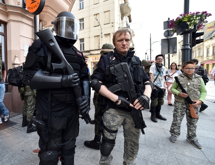 Zombie Walk 2015 na Piotrkowskiej. Żywe trupy opanowały Łódź [ZDJĘCIA, FILM]