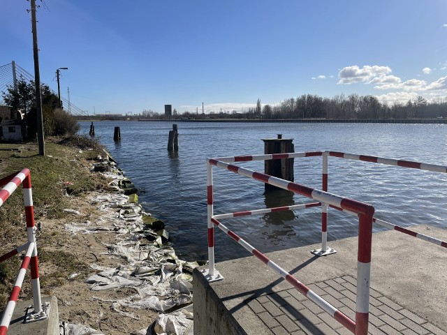 Nabrzeże Szyprów – widok z odcinka wyremontowanego w 2014 roku na odcinek objęty umową.