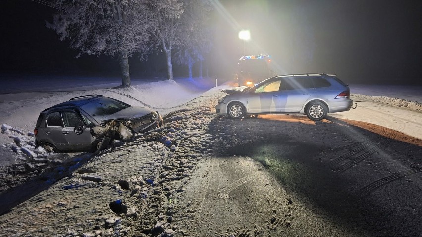 Wypadek w Jałowęsach w powiecie opatowskim na krajowej trasie numer 74