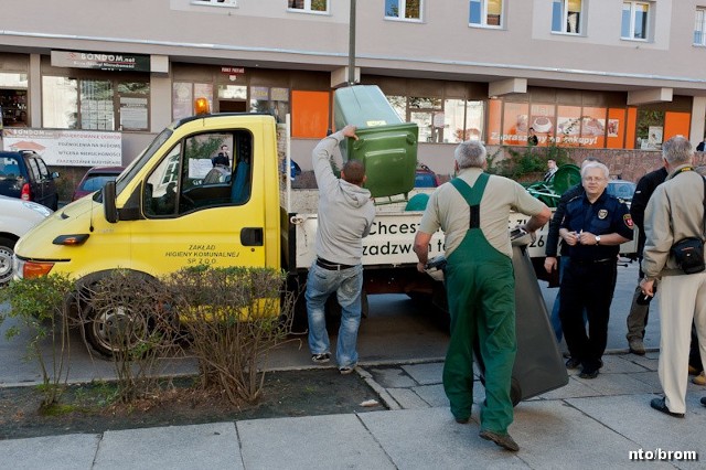 Mieszkańcy Brzegu protestowali przeciwko podwyżce opłat za śmieci.