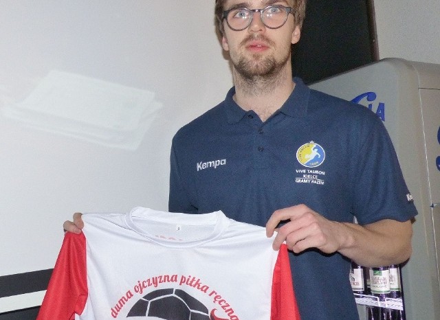 Paweł Paczkowski z koszulką z autografem Michała Jureckiego, która była do wygrania w restauracji John Burg.