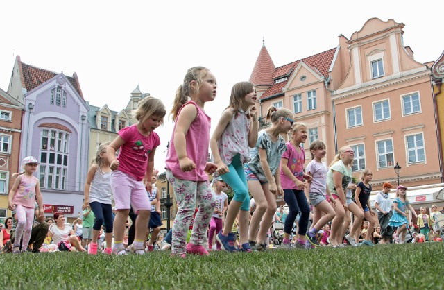 Sobotnia impreza na Rynku Głównym w Grudziądzu przebiegała pod hasłem: "Majówka na trawie". Przed południem jedzono śniadanie przy dźwiękach zespołów instrumentalnych z PSM I i II stopnia, tańczono zumbę i ćwiczono yogę. Innych atrakcji też nie brakło. Każdy mógł znaleźć coś dla siebie i rodziny.